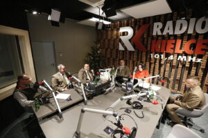 13.12.2018 Radio Kielce. "Choinka pod choinkę". Finał dnia czwartego. Studio odwiedzili leśnicy wraz z prezentami: Roman Wróblewski, Zbigniew Dąbrowski, Piotr Fitas, Dawid Żak i łowczy Jarosław Mikołajczyk / Jarosław Kubalski / Radio Kielce