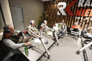 13.12.2018 Radio Kielce. "Choinka pod choinkę". Finał dnia czwartego. Studio odwiedzili leśnicy wraz z prezentami: Roman Wróblewski, Zbigniew Dąbrowski, Piotr Fitas, Dawid Żak i łowczy Jarosław Mikołajczyk / Jarosław Kubalski / Radio Kielce