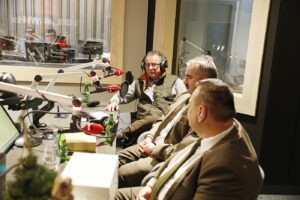 13.12.2018 Radio Kielce. "Choinka pod choinkę". Finał dnia czwartego. Studio odwiedzili leśnicy wraz z prezentami: Roman Wróblewski, Zbigniew Dąbrowski, Piotr Fitas, Dawid Żak i łowczy Jarosław Mikołajczyk / Jarosław Kubalski / Radio Kielce