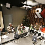 13.12.2018 Radio Kielce. "Choinka pod choinkę". Finał dnia czwartego. Studio odwiedzili leśnicy wraz z prezentami: Roman Wróblewski, Zbigniew Dąbrowski, Piotr Fitas, Dawid Żak i łowczy Jarosław Mikołajczyk / Jarosław Kubalski / Radio Kielce