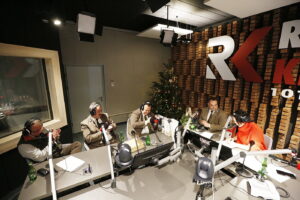 13.12.2018 Radio Kielce. "Choinka pod choinkę". Finał dnia czwartego. Studio odwiedzili leśnicy wraz z prezentami: Roman Wróblewski, Zbigniew Dąbrowski, Piotr Fitas, Dawid Żak i łowczy Jarosław Mikołajczyk / Jarosław Kubalski / Radio Kielce