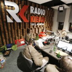 13.12.2018 Radio Kielce. "Choinka pod choinkę". Finał dnia czwartego. Studio odwiedzili leśnicy wraz z prezentami: Roman Wróblewski, Zbigniew Dąbrowski, Piotr Fitas, Dawid Żak i łowczy Jarosław Mikołajczyk / Jarosław Kubalski / Radio Kielce