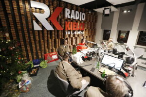 13.12.2018 Radio Kielce. "Choinka pod choinkę". Finał dnia czwartego. Studio odwiedzili leśnicy wraz z prezentami: Roman Wróblewski, Zbigniew Dąbrowski, Piotr Fitas, Dawid Żak i łowczy Jarosław Mikołajczyk / Jarosław Kubalski / Radio Kielce