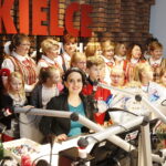 14.12.2018 Radio Kielce. "Choinka pod choinkę" Dzień piąty. Finał z udziałem dzieci z Ogniska Wychowawczego w Jędrzejowie, ojca Dariusza Malajki, księdza Krzysztofa Banasika, burmistrza Jędrzejowa Marcina Piszczka, siostry Urszuli Limanówki, siostry Andrei Kubackiej oraz zespołu "Echo Łysicy" / Jarosław Kubalski / Radio Kielce