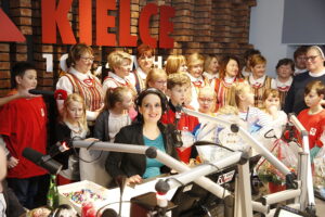 14.12.2018 Radio Kielce. "Choinka pod choinkę" Dzień piąty. Finał z udziałem dzieci z Ogniska Wychowawczego w Jędrzejowie, ojca Dariusza Malajki, księdza Krzysztofa Banasika, burmistrza Jędrzejowa Marcina Piszczka, siostry Urszuli Limanówki, siostry Andrei Kubackiej oraz zespołu "Echo Łysicy" / Jarosław Kubalski / Radio Kielce