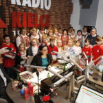 14.12.2018 Radio Kielce. "Choinka pod choinkę" Dzień piąty. Finał z udziałem dzieci z Ogniska Wychowawczego w Jędrzejowie, ojca Dariusza Malajki, księdza Krzysztofa Banasika, burmistrza Jędrzejowa Marcina Piszczka, siostry Urszuli Limanówki, siostry Andrei Kubackiej oraz zespołu "Echo Łysicy" / Jarosław Kubalski / Radio Kielce