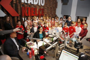 14.12.2018 Radio Kielce. "Choinka pod choinkę" Dzień piąty. Finał z udziałem dzieci z Ogniska Wychowawczego w Jędrzejowie, ojca Dariusza Malajki, księdza Krzysztofa Banasika, burmistrza Jędrzejowa Marcina Piszczka, siostry Urszuli Limanówki, siostry Andrei Kubackiej oraz zespołu "Echo Łysicy" / Jarosław Kubalski / Radio Kielce