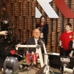 14.12.2018 Radio Kielce. "Choinka pod choinkę" Dzień piąty. Finał z udziałem dzieci z Ogniska Wychowawczego w Jędrzejowie, ojca Dariusza Malajki, księdza Krzysztofa Banasika, burmistrza Jędrzejowa Marcina Piszczka, siostry Urszuli Limanówki, siostry Andrei Kubackiej oraz zespołu "Echo Łysicy" / Jarosław Kubalski / Radio Kielce