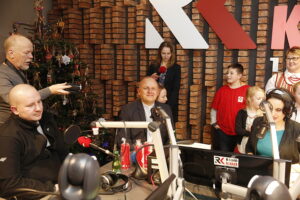 14.12.2018 Radio Kielce. "Choinka pod choinkę" Dzień piąty. Finał z udziałem dzieci z Ogniska Wychowawczego w Jędrzejowie, ojca Dariusza Malajki, księdza Krzysztofa Banasika, burmistrza Jędrzejowa Marcina Piszczka, siostry Urszuli Limanówki, siostry Andrei Kubackiej oraz zespołu "Echo Łysicy" / Jarosław Kubalski / Radio Kielce