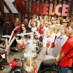 14.12.2018 Radio Kielce. "Choinka pod choinkę" Dzień piąty. Finał z udziałem dzieci z Ogniska Wychowawczego w Jędrzejowie, ojca Dariusza Malajki, księdza Krzysztofa Banasika, burmistrza Jędrzejowa Marcina Piszczka, siostry Urszuli Limanówki, siostry Andrei Kubackiej oraz zespołu "Echo Łysicy" / Jarosław Kubalski / Radio Kielce