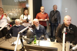 14.12.2018 Radio Kielce. "Choinka pod choinkę" Dzień piąty. Finał z udziałem dzieci z Ogniska Wychowawczego w Jędrzejowie, ojca Dariusza Malajki, księdza Krzysztofa Banasika, burmistrza Jędrzejowa Marcina Piszczka, siostry Urszuli Limanówki, siostry Andrei Kubackiej oraz zespołu "Echo Łysicy" / Jarosław Kubalski / Radio Kielce