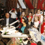 14.12.2018 Radio Kielce. "Choinka pod choinkę" Dzień piąty. Finał z udziałem dzieci z Ogniska Wychowawczego w Jędrzejowie, ojca Dariusza Malajki, księdza Krzysztofa Banasika, burmistrza Jędrzejowa Marcina Piszczka, siostry Urszuli Limanówki, siostry Andrei Kubackiej oraz zespołu "Echo Łysicy" / Jarosław Kubalski / Radio Kielce