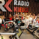 14.12.2018 Radio Kielce. "Choinka pod choinkę" Dzień piąty. Finał z udziałem dzieci z Ogniska Wychowawczego w Jędrzejowie, ojca Dariusza Malajki, księdza Krzysztofa Banasika, burmistrza Jędrzejowa Marcina Piszczka, siostry Urszuli Limanówki, siostry Andrei Kubackiej oraz zespołu "Echo Łysicy" / Jarosław Kubalski / Radio Kielce