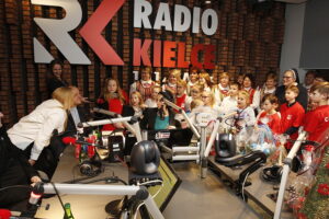 14.12.2018 Radio Kielce. "Choinka pod choinkę" Dzień piąty. Finał z udziałem dzieci z Ogniska Wychowawczego w Jędrzejowie, ojca Dariusza Malajki, księdza Krzysztofa Banasika, burmistrza Jędrzejowa Marcina Piszczka, siostry Urszuli Limanówki, siostry Andrei Kubackiej oraz zespołu "Echo Łysicy" / Jarosław Kubalski / Radio Kielce