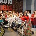 14.12.2018 Radio Kielce. "Choinka pod choinkę" Dzień piąty. Finał z udziałem dzieci z Ogniska Wychowawczego w Jędrzejowie, ojca Dariusza Malajki, księdza Krzysztofa Banasika, burmistrza Jędrzejowa Marcina Piszczka, siostry Urszuli Limanówki, siostry Andrei Kubackiej oraz zespołu "Echo Łysicy" / Jarosław Kubalski / Radio Kielce
