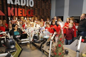 14.12.2018 Radio Kielce. "Choinka pod choinkę" Dzień piąty. Finał z udziałem dzieci z Ogniska Wychowawczego w Jędrzejowie, ojca Dariusza Malajki, księdza Krzysztofa Banasika, burmistrza Jędrzejowa Marcina Piszczka, siostry Urszuli Limanówki, siostry Andrei Kubackiej oraz zespołu "Echo Łysicy" / Jarosław Kubalski / Radio Kielce