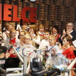 14.12.2018 Radio Kielce. "Choinka pod choinkę" Dzień piąty. Finał z udziałem dzieci z Ogniska Wychowawczego w Jędrzejowie, ojca Dariusza Malajki, księdza Krzysztofa Banasika, burmistrza Jędrzejowa Marcina Piszczka, siostry Urszuli Limanówki, siostry Andrei Kubackiej oraz zespołu "Echo Łysicy" / Jarosław Kubalski / Radio Kielce