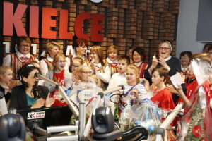 14.12.2018 Radio Kielce. "Choinka pod choinkę" Dzień piąty. Finał z udziałem dzieci z Ogniska Wychowawczego w Jędrzejowie, ojca Dariusza Malajki, księdza Krzysztofa Banasika, burmistrza Jędrzejowa Marcina Piszczka, siostry Urszuli Limanówki, siostry Andrei Kubackiej oraz zespołu "Echo Łysicy" / Jarosław Kubalski / Radio Kielce