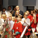 14.12.2018 Radio Kielce. "Choinka pod choinkę" Dzień piąty. Finał z udziałem dzieci z Ogniska Wychowawczego w Jędrzejowie, ojca Dariusza Malajki, księdza Krzysztofa Banasika, burmistrza Jędrzejowa Marcina Piszczka, siostry Urszuli Limanówki, siostry Andrei Kubackiej oraz zespołu "Echo Łysicy" / Jarosław Kubalski / Radio Kielce