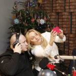 14.12.2018 Radio Kielce. "Choinka pod choinkę" Dzień piąty. Finał z udziałem dzieci z Ogniska Wychowawczego w Jędrzejowie, ojca Dariusza Malajki, księdza Krzysztofa Banasika, burmistrza Jędrzejowa Marcina Piszczka, siostry Urszuli Limanówki, siostry Andrei Kubackiej oraz zespołu "Echo Łysicy" / Jarosław Kubalski / Radio Kielce