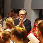 14.12.2018 Radio Kielce. "Choinka pod choinkę" Dzień piąty. Finał z udziałem dzieci z Ogniska Wychowawczego w Jędrzejowie, ojca Dariusza Malajki, księdza Krzysztofa Banasika, burmistrza Jędrzejowa Marcina Piszczka, siostry Urszuli Limanówki, siostry Andrei Kubackiej oraz zespołu "Echo Łysicy" / Jarosław Kubalski / Radio Kielce