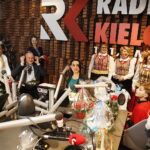 14.12.2018 Radio Kielce. "Choinka pod choinkę" Dzień piąty. Finał z udziałem dzieci z Ogniska Wychowawczego w Jędrzejowie, ojca Dariusza Malajki, księdza Krzysztofa Banasika, burmistrza Jędrzejowa Marcina Piszczka, siostry Urszuli Limanówki, siostry Andrei Kubackiej oraz zespołu "Echo Łysicy" / Jarosław Kubalski / Radio Kielce