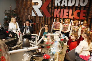 14.12.2018 Radio Kielce. "Choinka pod choinkę" Dzień piąty. Finał z udziałem dzieci z Ogniska Wychowawczego w Jędrzejowie, ojca Dariusza Malajki, księdza Krzysztofa Banasika, burmistrza Jędrzejowa Marcina Piszczka, siostry Urszuli Limanówki, siostry Andrei Kubackiej oraz zespołu "Echo Łysicy" / Jarosław Kubalski / Radio Kielce