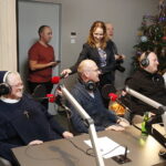 14.12.2018 Radio Kielce. "Choinka pod choinkę" Dzień piąty. Finał z udziałem dzieci z Ogniska Wychowawczego w Jędrzejowie, ojca Dariusza Malajki, księdza Krzysztofa Banasika, burmistrza Jędrzejowa Marcina Piszczka, siostry Urszuli Limanówki, siostry Andrei Kubackiej oraz zespołu "Echo Łysicy" / Jarosław Kubalski / Radio Kielce