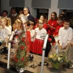 14.12.2018 Radio Kielce. "Choinka pod choinkę" Dzień piąty. Finał z udziałem dzieci z Ogniska Wychowawczego w Jędrzejowie, ojca Dariusza Malajki, księdza Krzysztofa Banasika, burmistrza Jędrzejowa Marcina Piszczka, siostry Urszuli Limanówki, siostry Andrei Kubackiej oraz zespołu "Echo Łysicy" / Jarosław Kubalski / Radio Kielce