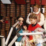 14.12.2018 Radio Kielce. "Choinka pod choinkę" Dzień piąty. Finał z udziałem dzieci z Ogniska Wychowawczego w Jędrzejowie, ojca Dariusza Malajki, księdza Krzysztofa Banasika, burmistrza Jędrzejowa Marcina Piszczka, siostry Urszuli Limanówki, siostry Andrei Kubackiej oraz zespołu "Echo Łysicy" / Jarosław Kubalski / Radio Kielce