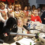 14.12.2018 Radio Kielce. "Choinka pod choinkę" Dzień piąty. Finał z udziałem dzieci z Ogniska Wychowawczego w Jędrzejowie, ojca Dariusza Malajki, księdza Krzysztofa Banasika, burmistrza Jędrzejowa Marcina Piszczka, siostry Urszuli Limanówki, siostry Andrei Kubackiej oraz zespołu "Echo Łysicy" / Jarosław Kubalski / Radio Kielce