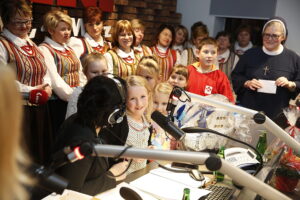 14.12.2018 Radio Kielce. "Choinka pod choinkę" Dzień piąty. Finał z udziałem dzieci z Ogniska Wychowawczego w Jędrzejowie, ojca Dariusza Malajki, księdza Krzysztofa Banasika, burmistrza Jędrzejowa Marcina Piszczka, siostry Urszuli Limanówki, siostry Andrei Kubackiej oraz zespołu "Echo Łysicy" / Jarosław Kubalski / Radio Kielce