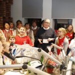 14.12.2018 Radio Kielce. "Choinka pod choinkę" Dzień piąty. Finał z udziałem dzieci z Ogniska Wychowawczego w Jędrzejowie, ojca Dariusza Malajki, księdza Krzysztofa Banasika, burmistrza Jędrzejowa Marcina Piszczka, siostry Urszuli Limanówki, siostry Andrei Kubackiej oraz zespołu "Echo Łysicy" / Jarosław Kubalski / Radio Kielce