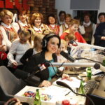 14.12.2018 Radio Kielce. "Choinka pod choinkę" Dzień piąty. Finał z udziałem dzieci z Ogniska Wychowawczego w Jędrzejowie, ojca Dariusza Malajki, księdza Krzysztofa Banasika, burmistrza Jędrzejowa Marcina Piszczka, siostry Urszuli Limanówki, siostry Andrei Kubackiej oraz zespołu "Echo Łysicy" / Jarosław Kubalski / Radio Kielce