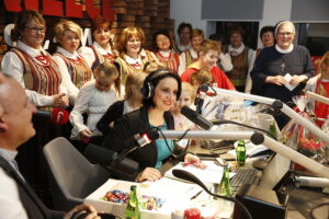 14.12.2018 Radio Kielce. "Choinka pod choinkę" Dzień piąty. Finał z udziałem dzieci z Ogniska Wychowawczego w Jędrzejowie, ojca Dariusza Malajki, księdza Krzysztofa Banasika, burmistrza Jędrzejowa Marcina Piszczka, siostry Urszuli Limanówki, siostry Andrei Kubackiej oraz zespołu "Echo Łysicy" / Jarosław Kubalski / Radio Kielce