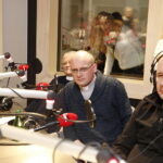 14.12.2018 Radio Kielce. "Choinka pod choinkę" Dzień piąty. Finał z udziałem dzieci z Ogniska Wychowawczego w Jędrzejowie, ojca Dariusza Malajki, księdza Krzysztofa Banasika, burmistrza Jędrzejowa Marcina Piszczka, siostry Urszuli Limanówki, siostry Andrei Kubackiej oraz zespołu "Echo Łysicy" / Jarosław Kubalski / Radio Kielce