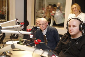 14.12.2018 Radio Kielce. "Choinka pod choinkę" Dzień piąty. Finał z udziałem dzieci z Ogniska Wychowawczego w Jędrzejowie, ojca Dariusza Malajki, księdza Krzysztofa Banasika, burmistrza Jędrzejowa Marcina Piszczka, siostry Urszuli Limanówki, siostry Andrei Kubackiej oraz zespołu "Echo Łysicy" / Jarosław Kubalski / Radio Kielce