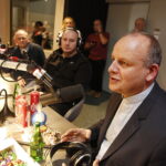 14.12.2018 Radio Kielce. "Choinka pod choinkę" Dzień piąty. Finał z udziałem dzieci z Ogniska Wychowawczego w Jędrzejowie, ojca Dariusza Malajki, księdza Krzysztofa Banasika, burmistrza Jędrzejowa Marcina Piszczka, siostry Urszuli Limanówki, siostry Andrei Kubackiej oraz zespołu "Echo Łysicy" / Jarosław Kubalski / Radio Kielce