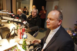 14.12.2018 Radio Kielce. "Choinka pod choinkę" Dzień piąty. Finał z udziałem dzieci z Ogniska Wychowawczego w Jędrzejowie, ojca Dariusza Malajki, księdza Krzysztofa Banasika, burmistrza Jędrzejowa Marcina Piszczka, siostry Urszuli Limanówki, siostry Andrei Kubackiej oraz zespołu "Echo Łysicy" / Jarosław Kubalski / Radio Kielce