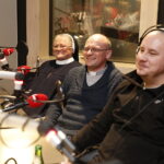 14.12.2018 Radio Kielce. "Choinka pod choinkę" Dzień piąty. Finał z udziałem dzieci z Ogniska Wychowawczego w Jędrzejowie, ojca Dariusza Malajki, księdza Krzysztofa Banasika, burmistrza Jędrzejowa Marcina Piszczka, siostry Urszuli Limanówki, siostry Andrei Kubackiej oraz zespołu "Echo Łysicy" / Jarosław Kubalski / Radio Kielce