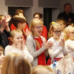 14.12.2018 Radio Kielce. "Choinka pod choinkę" Dzień piąty. Finał z udziałem dzieci z Ogniska Wychowawczego w Jędrzejowie, ojca Dariusza Malajki, księdza Krzysztofa Banasika, burmistrza Jędrzejowa Marcina Piszczka, siostry Urszuli Limanówki, siostry Andrei Kubackiej oraz zespołu "Echo Łysicy" / Jarosław Kubalski / Radio Kielce