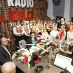 14.12.2018 Radio Kielce. "Choinka pod choinkę" Dzień piąty. Finał z udziałem dzieci z Ogniska Wychowawczego w Jędrzejowie, ojca Dariusza Malajki, księdza Krzysztofa Banasika, burmistrza Jędrzejowa Marcina Piszczka, siostry Urszuli Limanówki, siostry Andrei Kubackiej oraz zespołu "Echo Łysicy" / Jarosław Kubalski / Radio Kielce