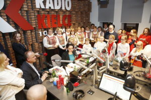 14.12.2018 Radio Kielce. "Choinka pod choinkę" Dzień piąty. Finał z udziałem dzieci z Ogniska Wychowawczego w Jędrzejowie, ojca Dariusza Malajki, księdza Krzysztofa Banasika, burmistrza Jędrzejowa Marcina Piszczka, siostry Urszuli Limanówki, siostry Andrei Kubackiej oraz zespołu "Echo Łysicy" / Jarosław Kubalski / Radio Kielce