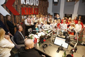 14.12.2018 Radio Kielce. "Choinka pod choinkę" Dzień piąty. Finał z udziałem dzieci z Ogniska Wychowawczego w Jędrzejowie, ojca Dariusza Malajki, księdza Krzysztofa Banasika, burmistrza Jędrzejowa Marcina Piszczka, siostry Urszuli Limanówki, siostry Andrei Kubackiej oraz zespołu "Echo Łysicy" / Jarosław Kubalski / Radio Kielce