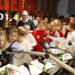 14.12.2018 Radio Kielce. "Choinka pod choinkę" Dzień piąty. Finał z udziałem dzieci z Ogniska Wychowawczego w Jędrzejowie, ojca Dariusza Malajki, księdza Krzysztofa Banasika, burmistrza Jędrzejowa Marcina Piszczka, siostry Urszuli Limanówki, siostry Andrei Kubackiej oraz zespołu "Echo Łysicy" / Jarosław Kubalski / Radio Kielce