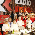 14.12.2018 Radio Kielce. "Choinka pod choinkę" Dzień piąty. Finał z udziałem dzieci z Ogniska Wychowawczego w Jędrzejowie, ojca Dariusza Malajki, księdza Krzysztofa Banasika, burmistrza Jędrzejowa Marcina Piszczka, siostry Urszuli Limanówki, siostry Andrei Kubackiej oraz zespołu "Echo Łysicy" / Jarosław Kubalski / Radio Kielce