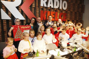 14.12.2018 Radio Kielce. "Choinka pod choinkę" Dzień piąty. Finał z udziałem dzieci z Ogniska Wychowawczego w Jędrzejowie, ojca Dariusza Malajki, księdza Krzysztofa Banasika, burmistrza Jędrzejowa Marcina Piszczka, siostry Urszuli Limanówki, siostry Andrei Kubackiej oraz zespołu "Echo Łysicy" / Jarosław Kubalski / Radio Kielce