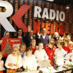 14.12.2018 Radio Kielce. "Choinka pod choinkę" Dzień piąty. Finał z udziałem dzieci z Ogniska Wychowawczego w Jędrzejowie, ojca Dariusza Malajki, księdza Krzysztofa Banasika, burmistrza Jędrzejowa Marcina Piszczka, siostry Urszuli Limanówki, siostry Andrei Kubackiej oraz zespołu "Echo Łysicy" / Jarosław Kubalski / Radio Kielce
