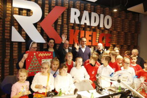 14.12.2018 Radio Kielce. "Choinka pod choinkę" Dzień piąty. Finał z udziałem dzieci z Ogniska Wychowawczego w Jędrzejowie, ojca Dariusza Malajki, księdza Krzysztofa Banasika, burmistrza Jędrzejowa Marcina Piszczka, siostry Urszuli Limanówki, siostry Andrei Kubackiej oraz zespołu "Echo Łysicy" / Jarosław Kubalski / Radio Kielce