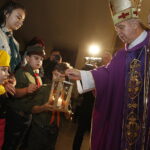 16.12.2018 Bilcza. Betlejemskie Światło Pokoju. Biskup Jan Piotrowski / Jarosław Kubalski / Radio Kielce